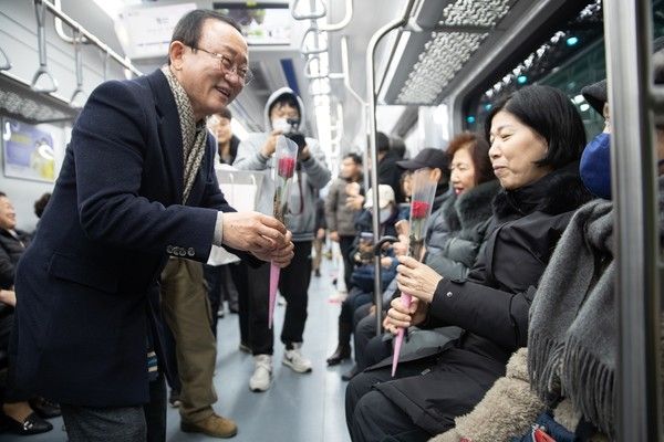 김덕현 연천군수 1호선 전철 개통 군민들과 소통 모습(사진제공=연천군청)