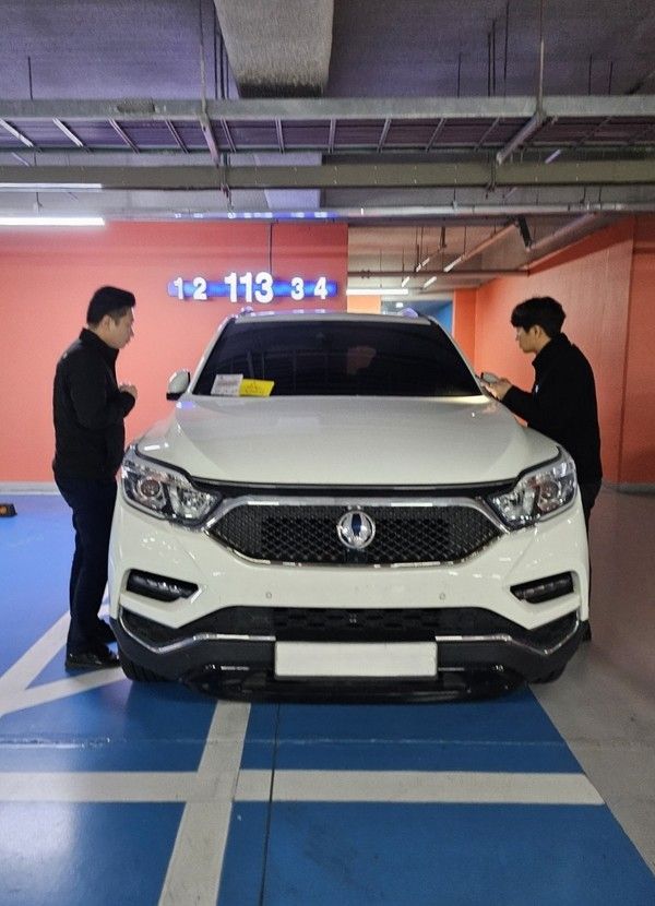 장애인전용주차구역 단속 모습(사진제공=예천군청)