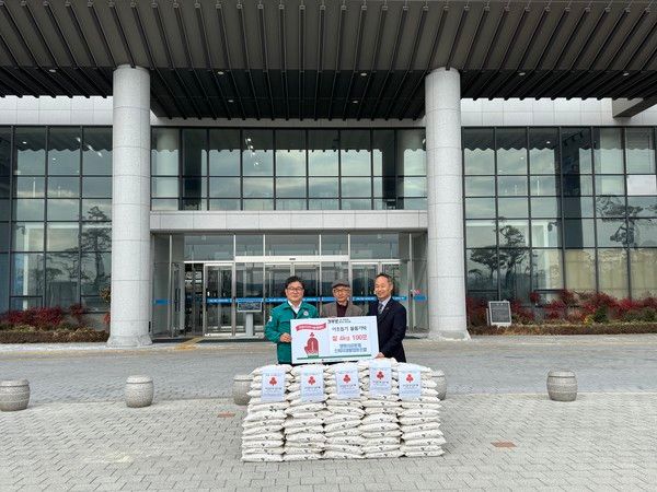 생명의공동체 소비자생활협동조합 쌀 전달식 기념촬영 모습(사진제공=예천군청)