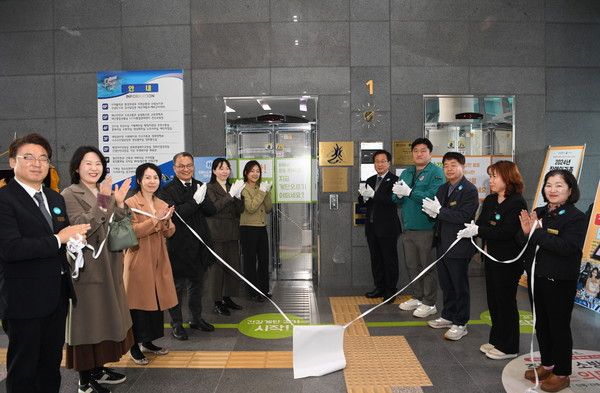 완주군은 26일 전국 최초로 유니세프한국위원회의 아동친화도시 최고단계인 상위인증 갱신을 완료했다. /사진-완주군