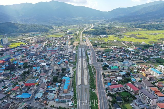 풍기역을 지나는 중앙선 철도 노선 전경