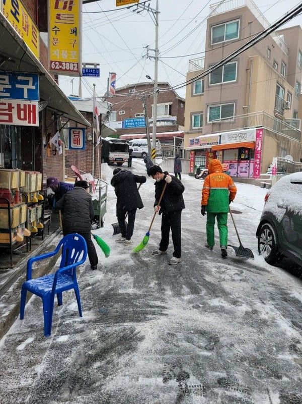 민간 제설 봉사대 활동 모습(사진제공=구리시청)