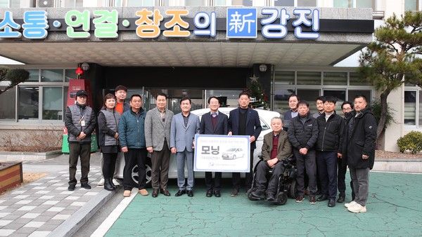 강진군지체장애인후원회가 30일 지체장애인협회 강진군지회에 1400만원 상당의 차량을 후원했다. /사진-강진군