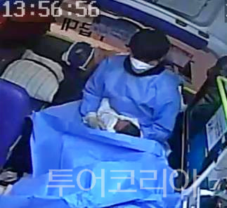 청송소방서 대원이 이송 중 출산한 아이를 안고 있다./사진제공=청송소방서