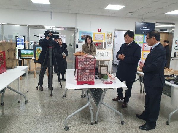박용철 강화군수 강화군노인문화센터 2024 작품발표평가회 참석 모습(사진제공=강화군청)