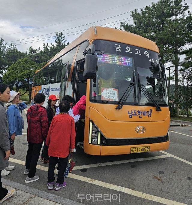 남토한바퀴 순환버스에 오르는 관광객들