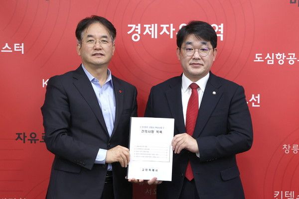 이동환 고양특례시장 고양시 현안 배준영 의원에게 전달 기념촬영 모습(사진제공=고양특례시청)