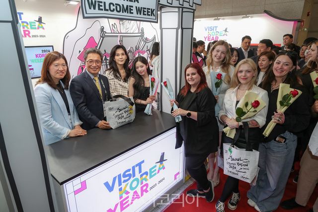26일 인천공항 제1여객터미널 입국장에서 진행된 ‘방한 외국인 관광객 유치를 위한 환영주간 개막행사’에서 인천국제공항공사 이학재 사장(사진 왼쪽에서 두 번째), 문화체육관광부 장미란 차관(사진 맨 왼쪽), 한국방문의해위원회 이부진 위원장(사진 왼쪽에서 세 번째)이 환영부스를 방문한 외국인 관광객들과 기념촬영을 하고 있다.