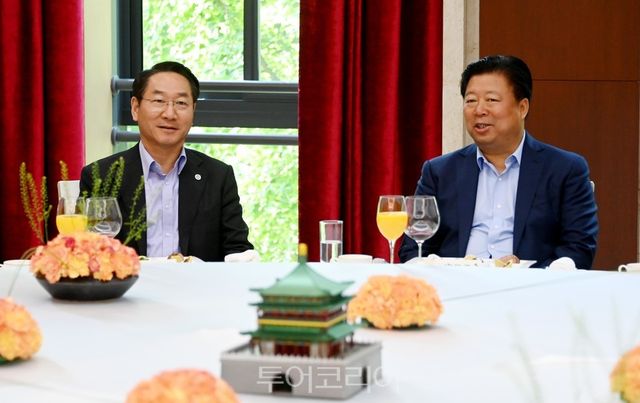 유정복 인천시장이 28일 중국 시안시에서 팡 훙 웨이 시안시 위원회 서기를 만나 교류협력 방안을 논의하고 있다.