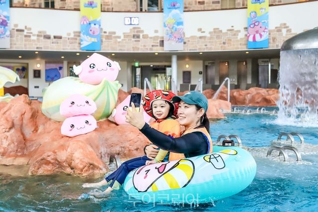 라그나로크 캐릭터로 꾸며진 설악 워터피아 아쿠아동에서 가족이 물놀이를 즐기고 있다