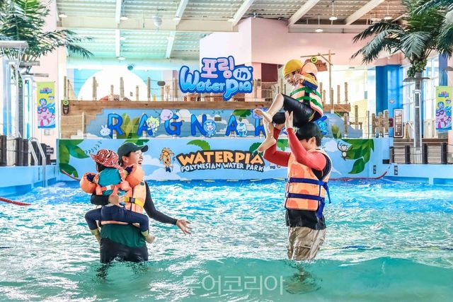 라그나로크 캐릭터로 꾸며진 설악 워터피아 스파동에서 가족이 물놀이를 즐기고 있다