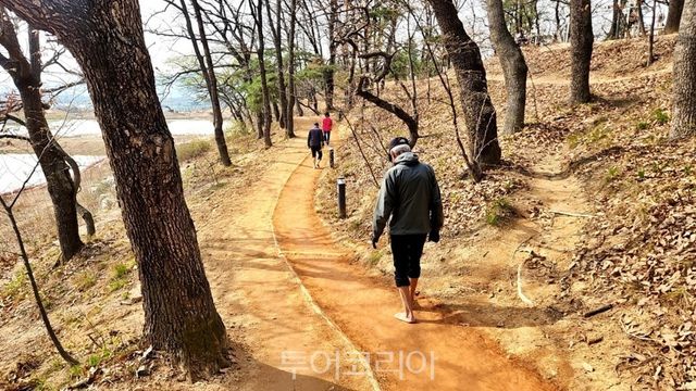 충주시 호암지 맨발산책로 /사진-충주시