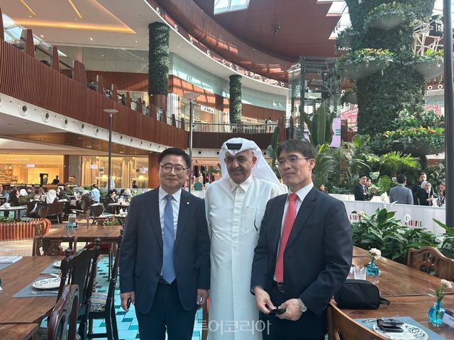 지 여행사 관계자와 사진을 찍고있는 공사 이학주 국제관광본부장(왼쪽)과 문체부 박종택 관광정책국장(오른쪽) /사진- 한국관광공사