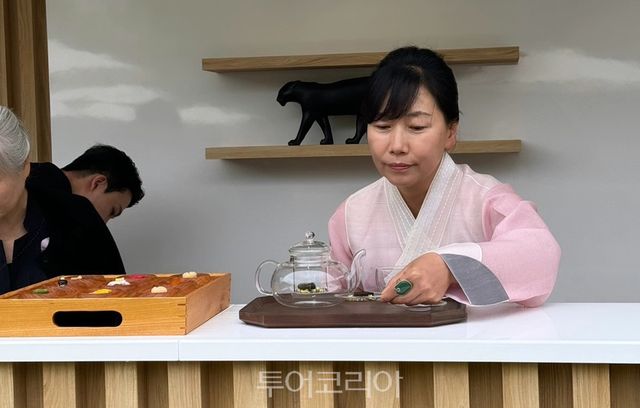이한영차문화원 이현정 원장이 행사장에서 차를 준비하고 있다./사진-강진군