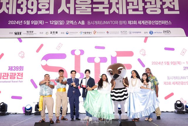 괌 차모로 공연단은 서울국제관광전에서 '베스트 퍼포먼스 상'을 받았다.