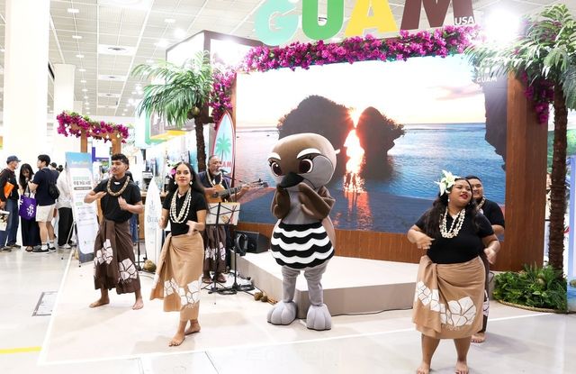 차로므 공연으로 관람객들의 눈길을 사로잡았다.