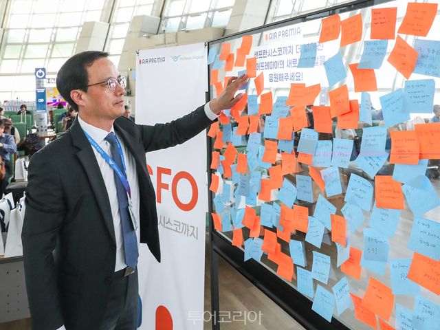17일&nbsp;오후&nbsp;인천국제공항&nbsp;제1터미널&nbsp;탑승게이트&nbsp;앞에서&nbsp;박영철&nbsp;에어프레미아&nbsp;경영지원실장이&nbsp;샌프란시스코&nbsp;취항&nbsp;축하&nbsp;메세지를&nbsp;부착하고&nbsp;있다.