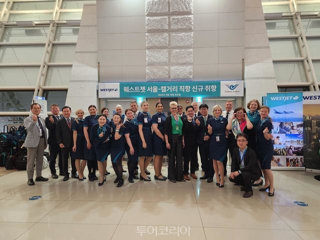 지난 18일 저녁 인천공항 제1여객터미널 46번 게이트 앞에서 열린 ‘웨스트젯 신규 취항 기념 행사’에서 양사 관계자들이 기념촬영을 하고 있다.
