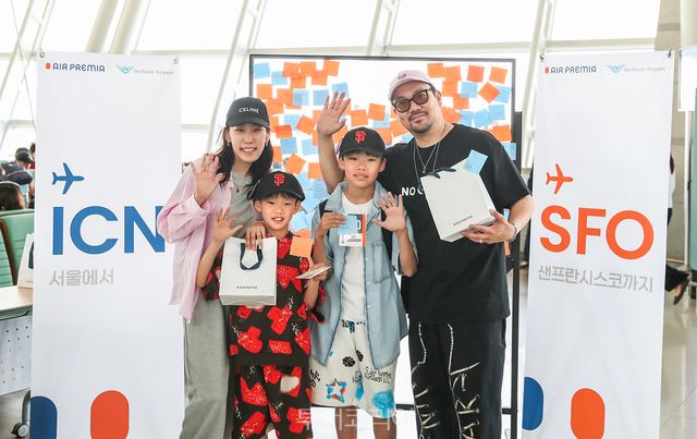 17일&nbsp;오후&nbsp;인천국제공항&nbsp;제1터미널&nbsp;탑승게이트&nbsp;앞에서&nbsp;탑승객&nbsp;가족이&nbsp;에어프레미아의&nbsp;취항&nbsp;축하&nbsp;선물을&nbsp;들고&nbsp;기념촬영을&nbsp;하고&nbsp;있다.