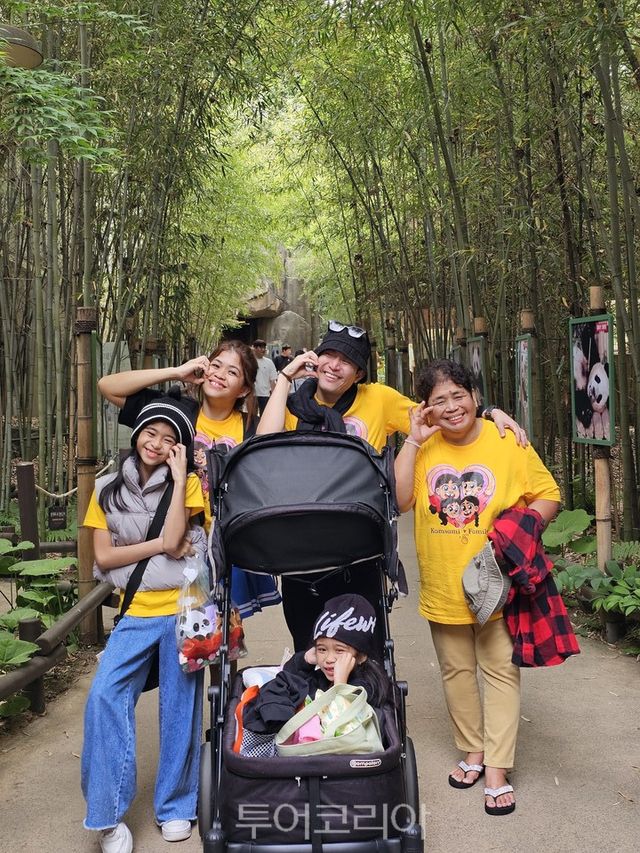 지난 20일 용인 에버랜드를 방문 한 멜라이 가족/사진-한국관광공사