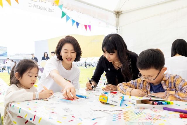 지난&nbsp;4일 인천 영종도 파라다이스시티에서 열린 ‘제14회 아이소리축제’에서 가수 이무진이 축하&nbsp;공연을 펼치고 있다.