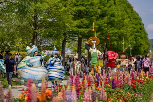 연휴를 맞아 순천만국가정원을 찾은 관람객들 올해 새롭게 선보이는 순천만국가정원 애니벤저스 캐릭터 퍼레이드 /사진-순천시