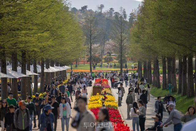연휴를 맞아 순천만국가정원을 찾은 관람객들 올해 새롭게 선보이는 순천만국가정원 애니벤저스 캐릭터 퍼레이드 /사진-순천시