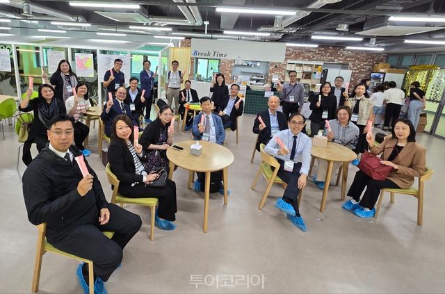 홍콩 교장단이 세종시 해밀초등학교를 방문해 기념사진을 촬영하고 있다 홍콩 교장단이 세종시 해밀초등학교 4학년 영어수업을 참관하고 있다 교장단 간담회 참가자들이 단체사진을 촬영 중이다 /사진=한국관광공사