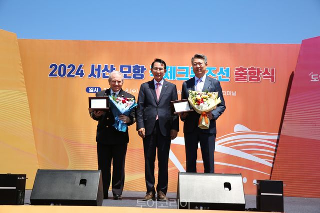 (왼쪽부터) 오라지오 다이타 코스타 세레나호 선장, 이완섭 서산시장, 백현 롯데관광개발 대표이사 사장