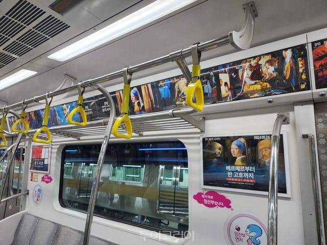 지하철&nbsp;9호선&nbsp;3대에 전시된 ‘베르메르부터 반 고흐까지,&nbsp;네덜란드 거장들’ 展&nbsp;Photo ©TMONET