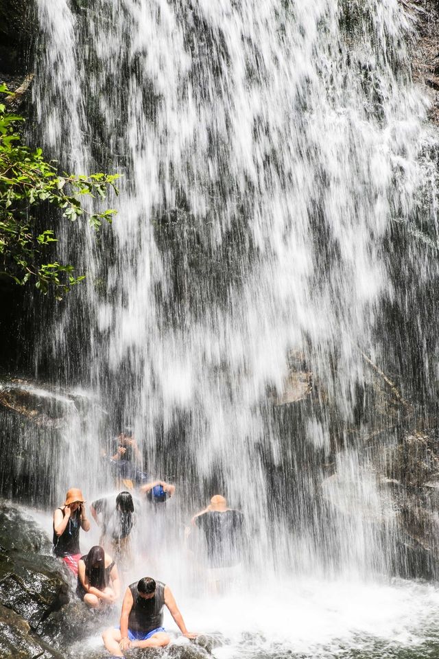 구례군 산동면 수락폭포에 폭염경보가 발효 되는 등 연일 지속된 무더위가 이어지는 가운데 더위를 피하기 위해 관광객들이 무더위를 이겨내고 있다.