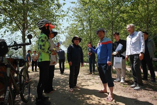 주광덕 남양주시장 맨발걷기길 현장 점검 모습(사진제공=남양주시청)