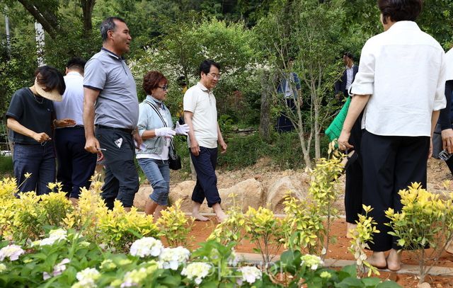 강진원 군수와 참가자들이 황토맨발길 개장식에 참여해 맨발길을 직접 걸어보고 있다./사진-강진군