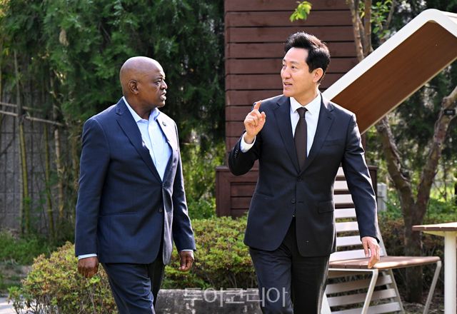 오세훈 서울시장(사진 오른쪽)이 6일 오전 서울파트너스하우스에서 모퀘에치 에릭 께아베쯔웨 마시시 보츠와나 대통령(사진 왼쪽)과 대화를 나누고 있다.