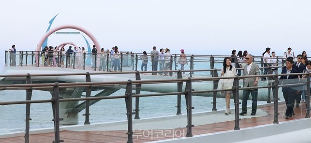 유인촌 장관이 문체부 청년 직원, 코리아넷 명예기자단, ‘로컬100 기차여행 참가자’ 등 40여 명과 함께 오늘(7일)&nbsp;‘로컬100 보러 로컬로(이하 로컬로)’ 여섯 번째 캠페인으로 동해시를 찾았다./사진-문체부