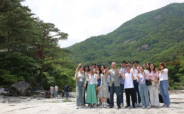 유인촌 장관이 문체부 청년 직원, 코리아넷 명예기자단, ‘로컬100 기차여행 참가자’ 등 40여 명과 함께 오늘(7일)&nbsp;‘로컬100 보러 로컬로(이하 로컬로)’ 여섯 번째 캠페인으로 동해시를 찾았다./사진-문체부