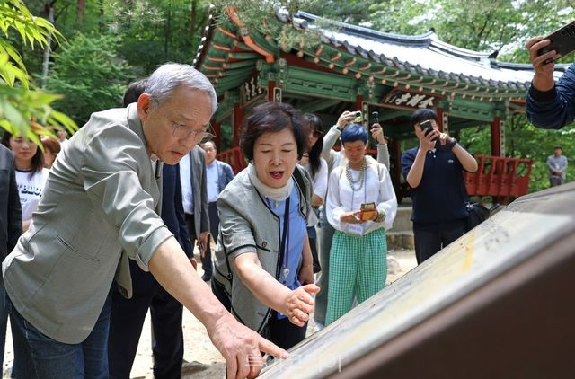 유인촌 장관이 문체부 청년 직원, 코리아넷 명예기자단, ‘로컬100 기차여행 참가자’ 등 40여 명과 함께 오늘(7일)&nbsp;‘로컬100 보러 로컬로(이하 로컬로)’ 여섯 번째 캠페인으로 동해시를 찾았다.