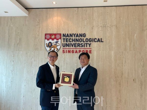 호텍화 난양공대 총장(왼쪽)과 임병택 시장이 기념사진을 찍고 있다