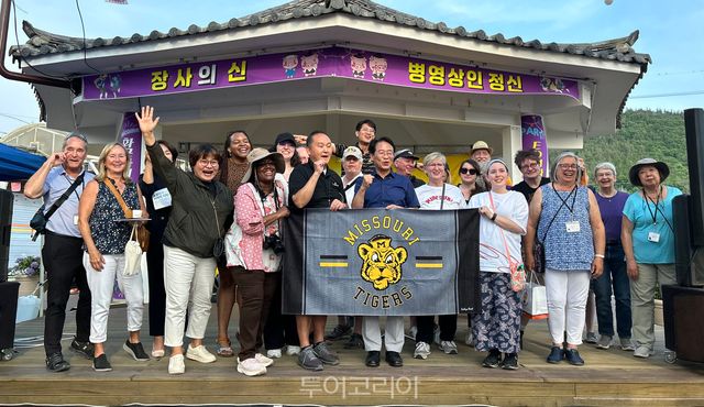 강진군 병영면 불금불파 무대에서 강진원 강진군수와 미주리대 방문단이 파이팅을 외치고 있다./사진-강진군