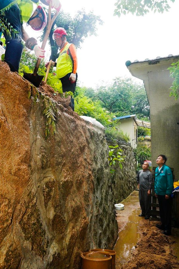정문헌 종로구청장 비 피해 현장 방문 모습(사진제공=종로구청)