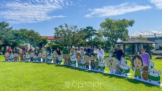 영주 체험관광 참여 농장 10개소 대표들이 농장별 캐릭터와 같이 기념촬영을 하고 있다.[사진=영주시]