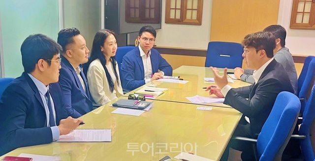 김동욱 서울시의회 서울미래전략통합추진특별위원회 위원장이 지난 1일 부킹닷컴의 양 리(Yang Li) 아태지역(APAC) 대외협력총괄과 만나 서울시의 관광 활성화 협력 방안을 논의하고 있다.[사진=서울시의회]