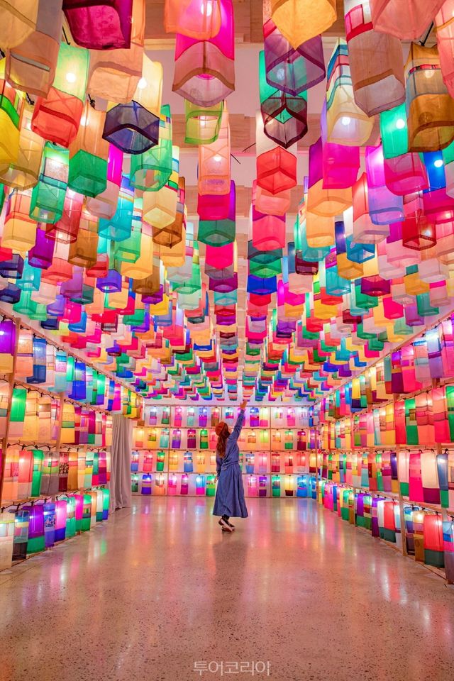 "철도문화공원과 일호광장진주역" "김시민호" "먹거리 가득한 중앙시장과 논개시장" "월아산 숲속의 진주 맨발로숲" "진주 K-기업가정신센터 부자소나무" "진주남강유등전시관" /사진-진주시