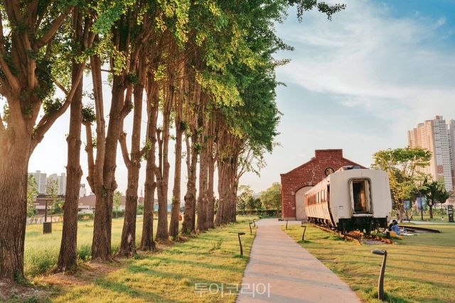 "철도문화공원과 일호광장진주역" "김시민호" "먹거리 가득한 중앙시장과 논개시장" "월아산 숲속의 진주 맨발로숲" "진주 K-기업가정신센터 부자소나무" "진주남강유등전시관" /사진-진주시