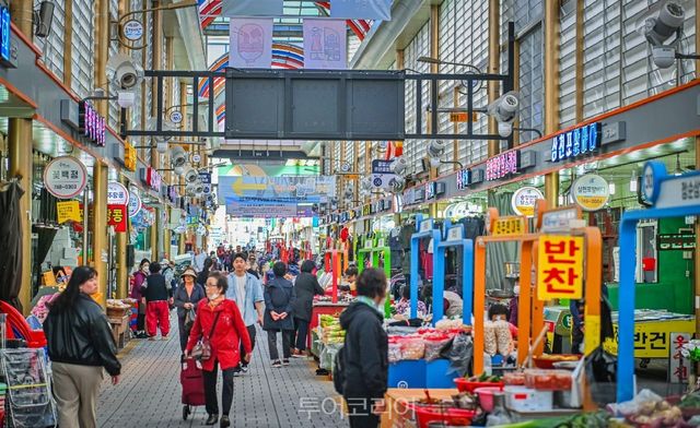 "철도문화공원과 일호광장진주역" "김시민호" "먹거리 가득한 중앙시장과 논개시장" "월아산 숲속의 진주 맨발로숲" "진주 K-기업가정신센터 부자소나무" "진주남강유등전시관" /사진-진주시