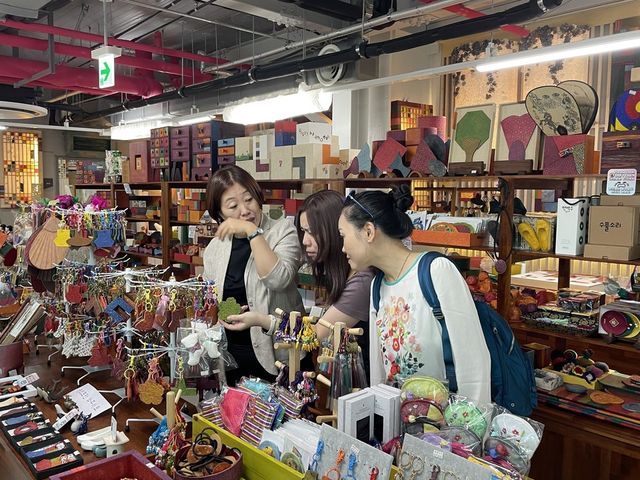 MSC크루즈, 롯데관광 관계자가 인천 한지공방 ‘이닥’을 둘러보고 있다..사진=인천시]