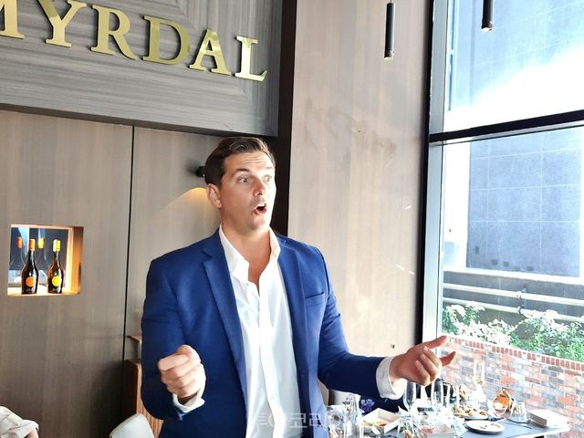 아바니 플러스 파레스 총지배인