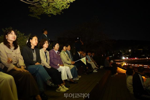 김경희 시장이 지난 24일 야간시티투어를 직접 체험했다. /사진-이천시