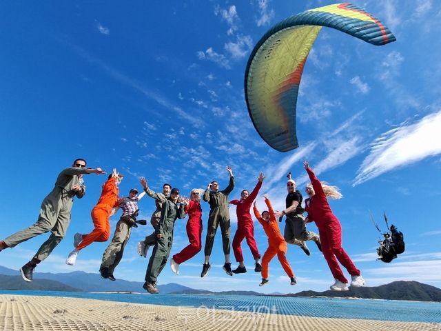 곡성 페러글라이딩 체험에 나선 외국인 관광객들.[사진=곡성군]