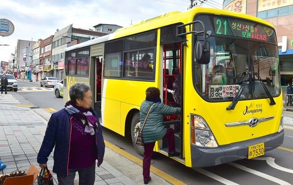 장성군이 서삼‧북일‧북이‧북하면 주민들의 황룡시장 이용을 돕기 위해 오는 14일부터 농촌버스를 시범 운영한다. /사진-장성군